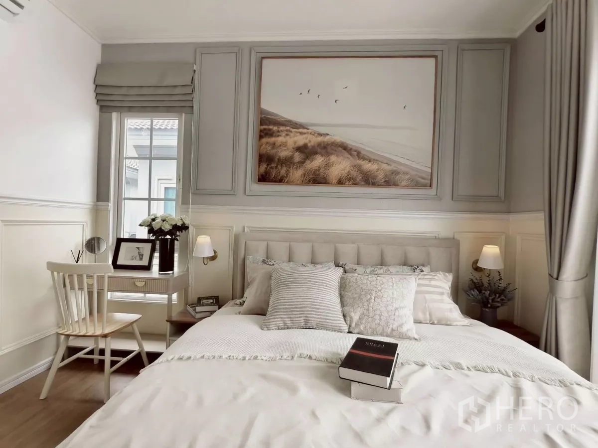 独立式住宅 出租在Khlong Luang, Pathum Thani - 温馨主卧床位，软包床头、床头柜与写字台