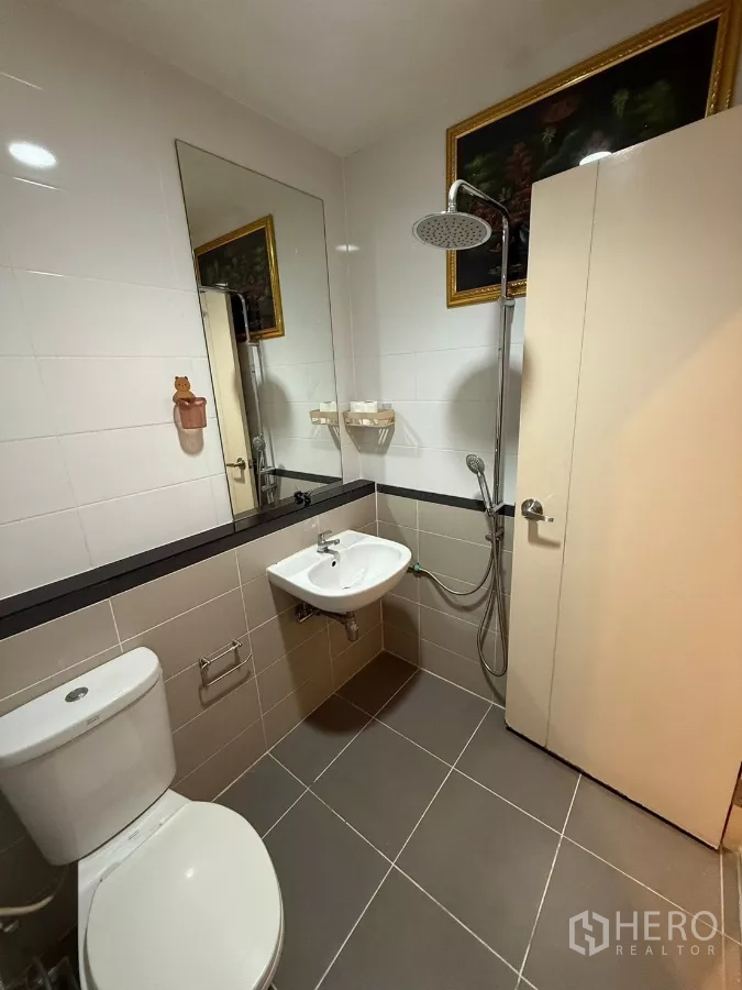 ทาวน์เฮาส์ ให้เช่าในSuan Luang, Bangkok - ห้องน้ำอีกห้อง พร้อมเรนชาวเวอร์ กระจกบานใหญ่ และกระเบื้องทูโทน