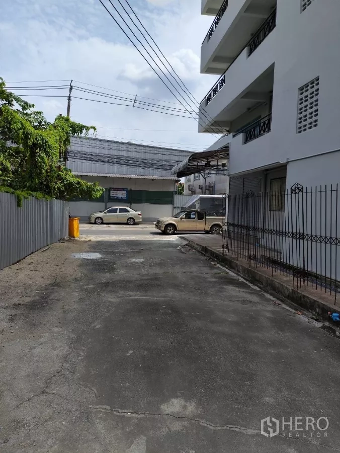 Shophouse for rent in Bueng Kum, Bangkok - Rear driveway with gate and parking space next to the shophouse.