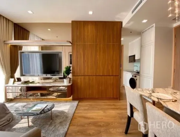 คอนโด ให้เช่าในWatthana, Bangkok - พื้นที่โอเพนแพลนพร้อมผนังไม้กั้น มองไปยังครัวขนาดกะทัดรัดและมุมทานอาหาร