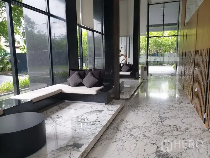 Condominium for rent in Watthana, Bangkok - Elegant condo lobby with marble floors and lounge seating.