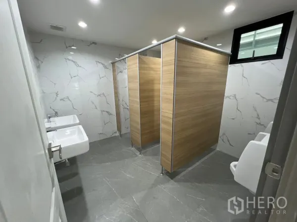 货栈 出租在Bang Sao Thong, Samut Prakan - 仓库配套公共卫生间，瓷砖墙地、洗手台与隔间。