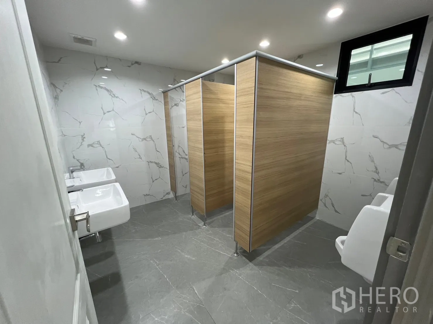 货栈 出租在Bang Sao Thong, Samut Prakan - 仓库配套公共卫生间，瓷砖墙地、洗手台与隔间。