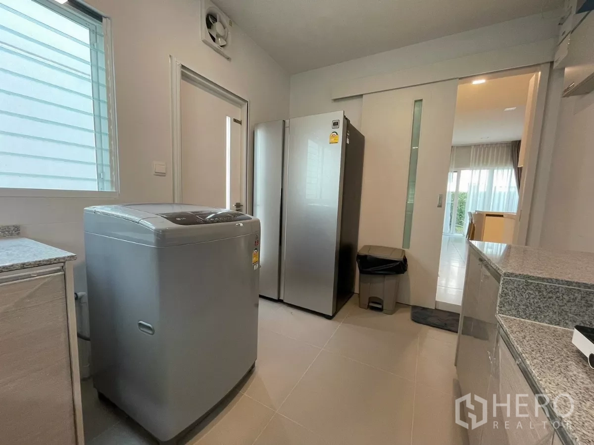 บ้าน ให้เช่าในPrawet, Bangkok - โซนครัวและซักล้าง มีเครื่องซักผ้า ตู้เย็นขนาดใหญ่ และประตูบานเลื่อน.