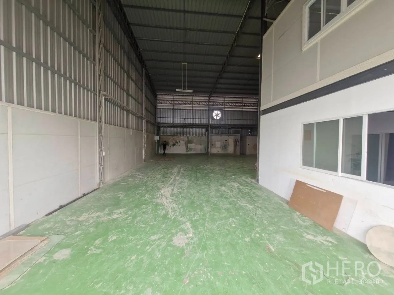 คลังสินค้า ให้เช่าในThung Khru, Bangkok - ช่องโกดังยาวพื้นอีพ็อกซี่สีเขียวหลังคาเหล็กสูง