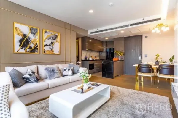 คอนโด ให้เช่าในKhlong Toei, Bangkok - โซนรับแขกแบบโอเพ่นแปลนพร้อมโซฟา ทีวี และพื้นที่ทานอาหารติดครัวโมเดิร์น