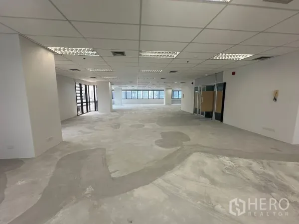 办公空间 出租在Bang Rak, Bangkok - 宽敞开放办公区，可见玻璃隔间入口与多排窗带。