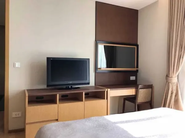 คอนโด ให้เช่าในWatthana, Bangkok - ห้องนอนสว่างพร้อมชั้นวางทีวี โต๊ะเครื่องแป้งบิลต์อิน และหน้าต่างม่านทึบ