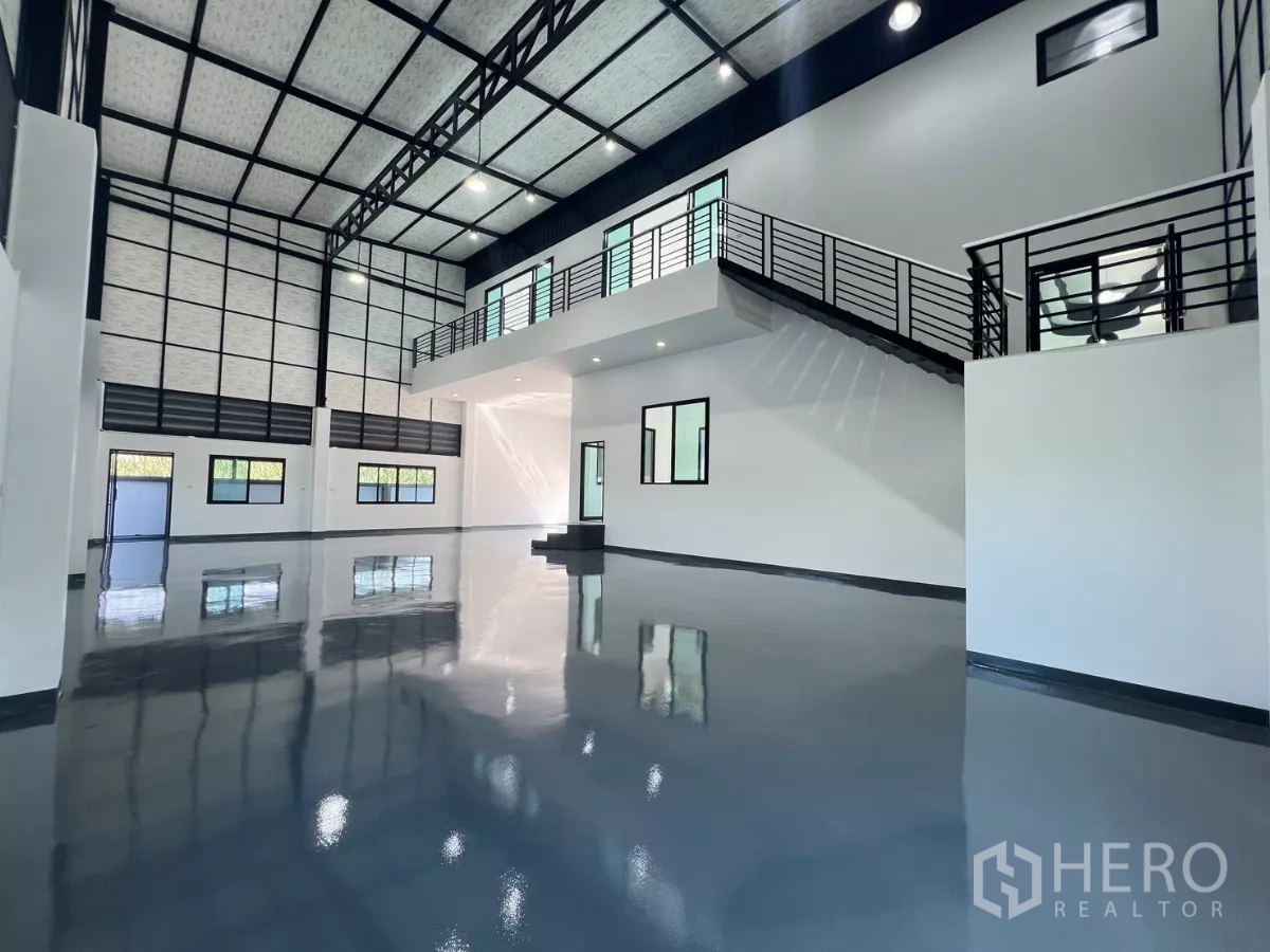 货栈 出售在Lam Luk Ka, Pathum Thani - 仓库内部展示夹层、楼梯和大面积窗户。