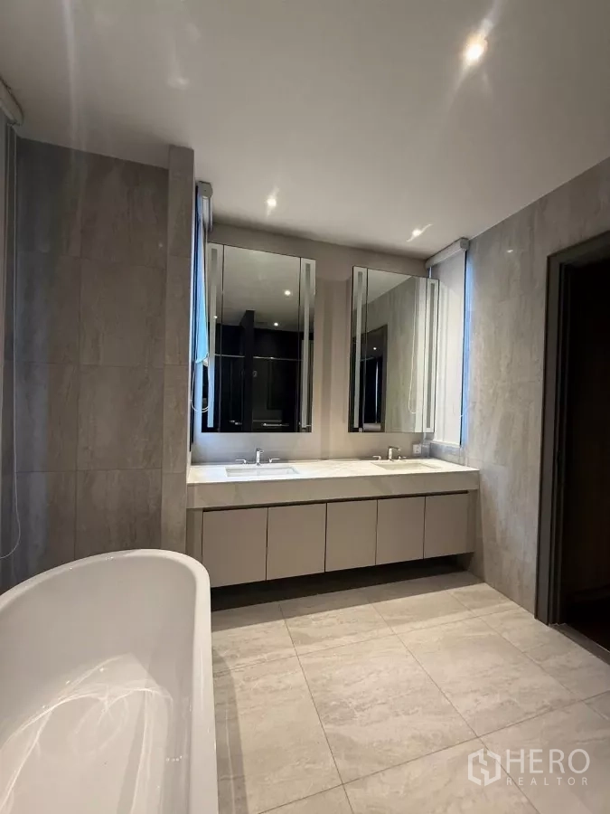 บ้าน ให้เช่าในSaphan Sung, Bangkok - ห้องน้ำโมเดิร์นพร้อมอ่างอาบน้ำเดี่ยวและเคาน์เตอร์อ่างล้างหน้าคู่