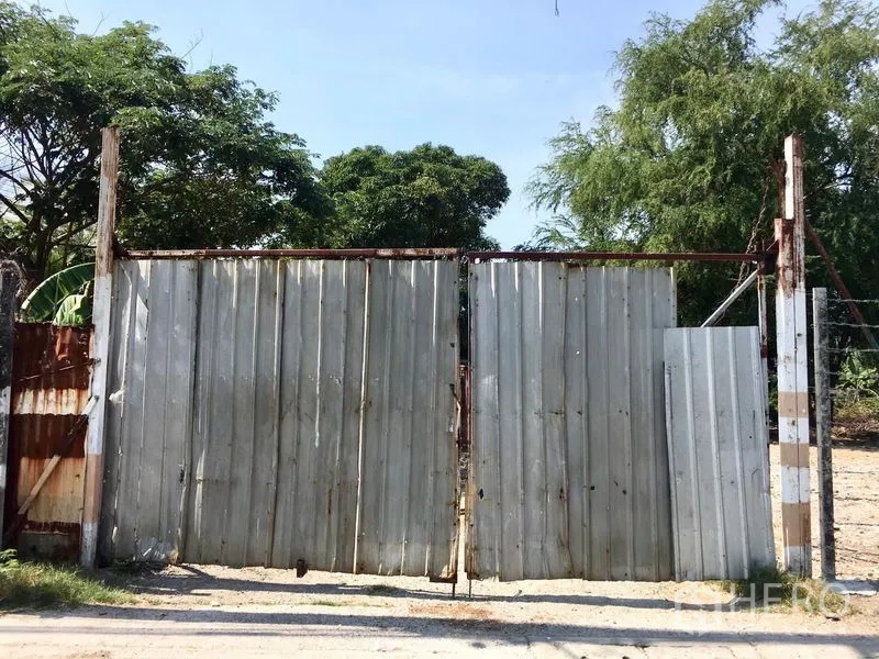 ที่ดิน ให้เช่าในBang Na, Bangkok - ประตูเหล็กลอนสังกะสีของแปลงที่ดินล้อมรั้ว ย่านบางนา กรุงเทพฯ