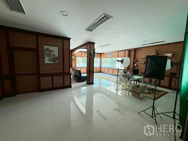 货栈 出租在Mueang Samut Prakan, Samut Prakan - 转角办公室，木质墙面与大窗，配办公桌椅。