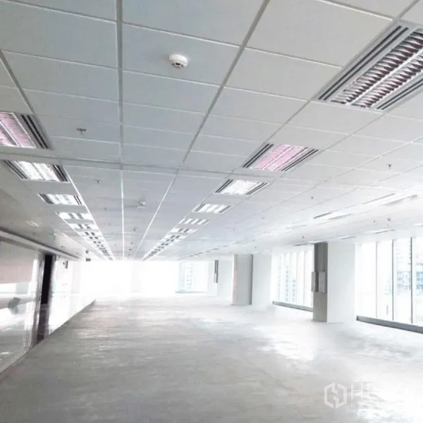 Office Space for rent in Khlong Toei, Bangkok - Unfurnished office floor plate with suspended ceiling lights and a wide window line.