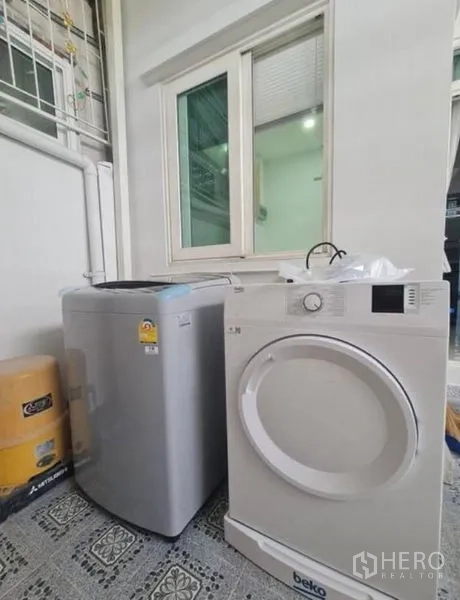 联排别墅 出租在Prawet, Bangkok - 洗衣区配洗衣机与烘干机，铺有花纹地砖。