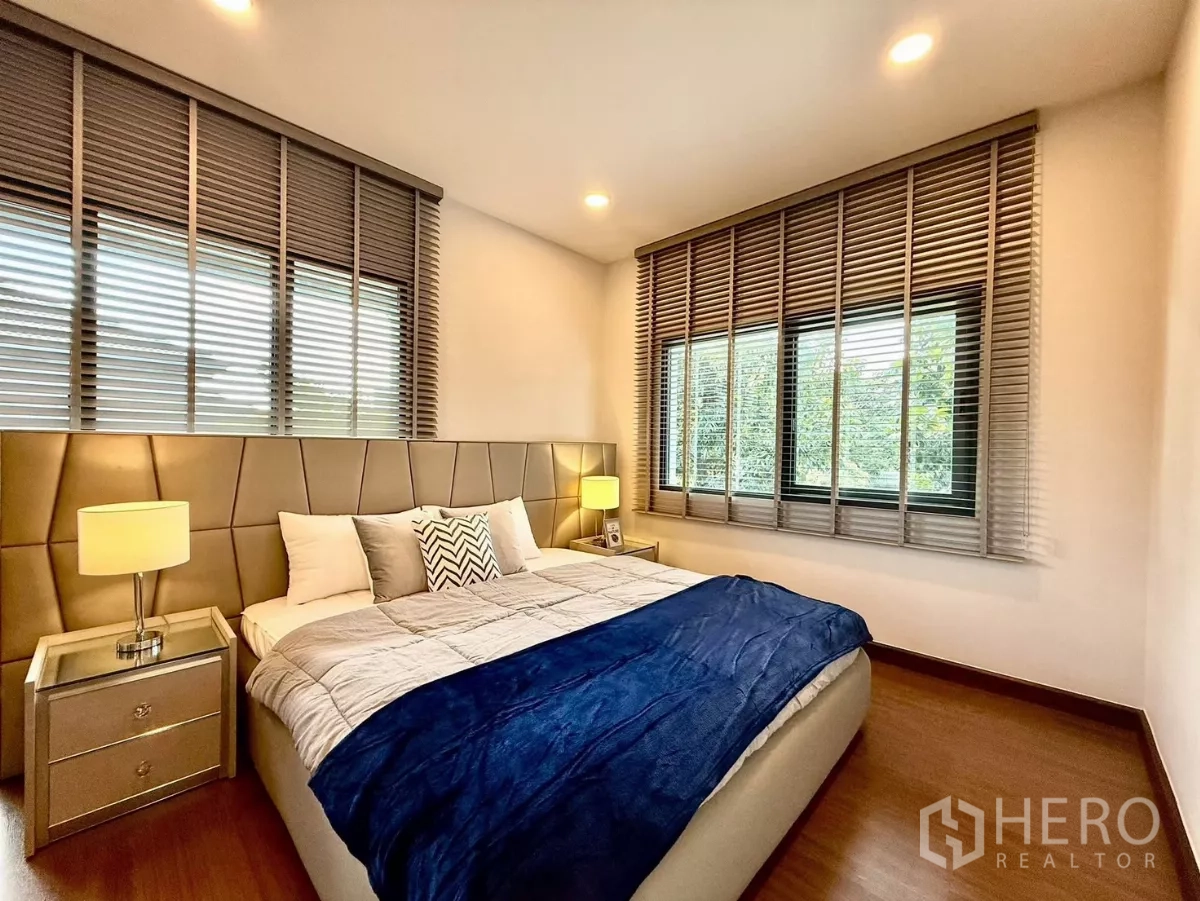 Detached House for rent in Bang Phli, Samut Prakan - Bright bedroom with king bed, paneled headboard and wide blinds.