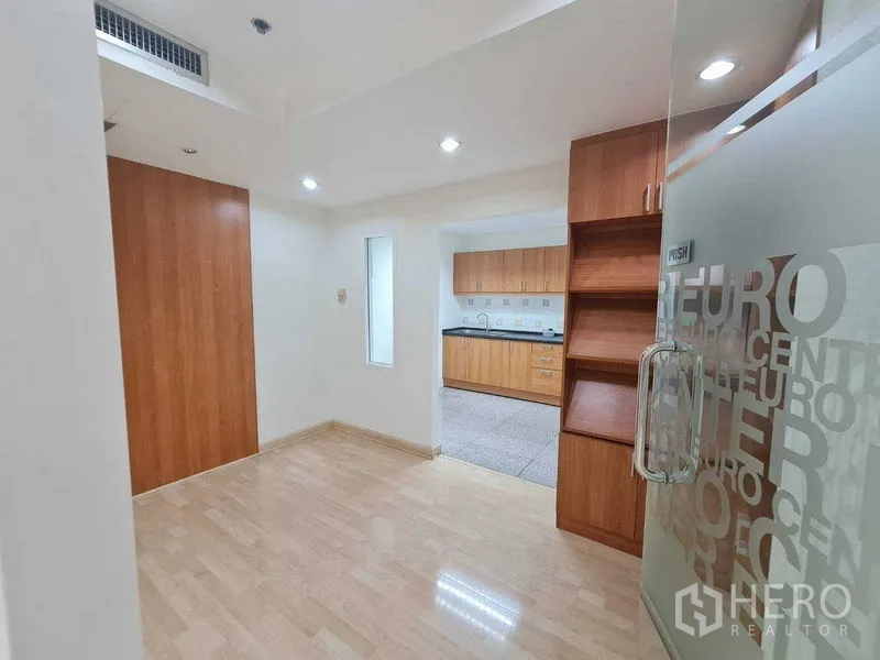 สำนักงาน ให้เช่าในRatchathewi, Bangkok - โถงต้อนรับ พื้นไม้ลามิเนต ประตูกระจก ชั้นบิวท์อิน และแพนทรีด้านใน