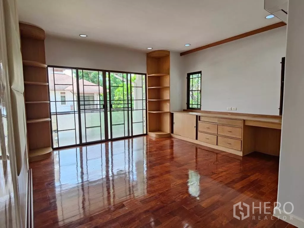 独立式住宅 出租或出售在Mueang Nonthaburi, Nonthaburi - 大卧室，带内置书架与书桌，滑门连接阳台。