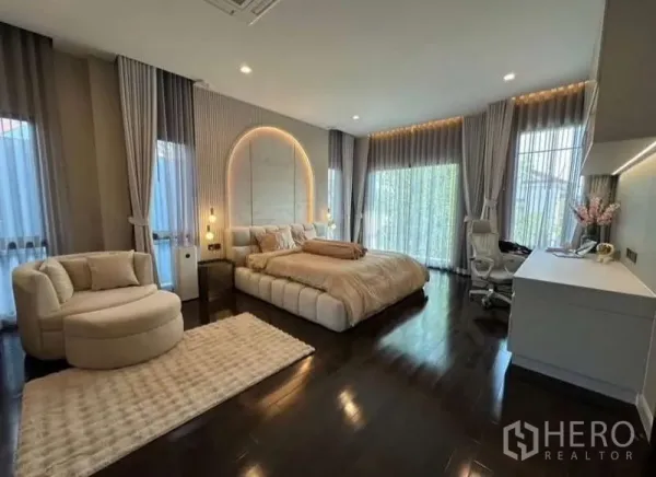 บ้าน ให้เช่าในLat Krabang, Bangkok - ห้องนอนใหญ่กว้าง หน้าต่างบานสูง โต๊ะทำงาน และไฟซ่อนบริเวณผ้าม่าน