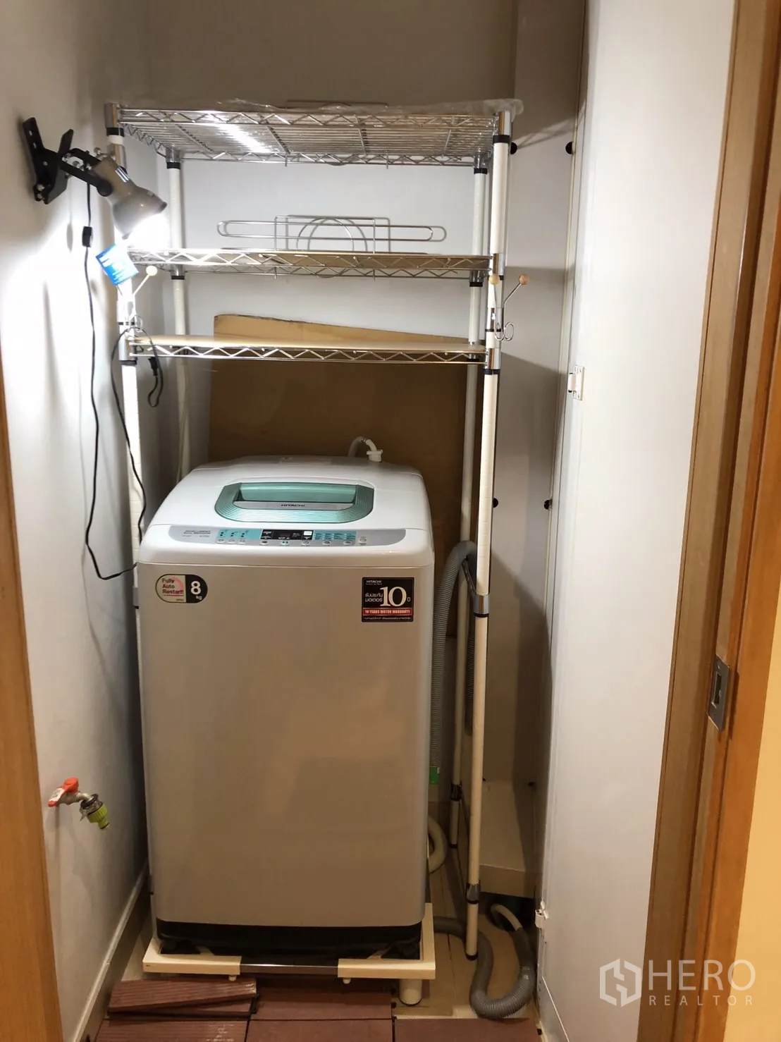 คอนโด ให้เช่าหรือขายในKhlong Toei, Bangkok - มุมซักรีดขนาดกะทัดรัดพร้อมเครื่องซักผ้าฝาบนและชั้นวางโลหะ