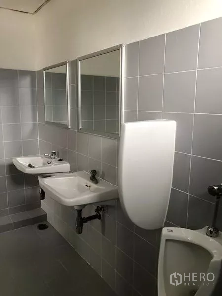 工厂 出租在Mueang Chon Buri, Chon Buri - 整洁男卫，双洗手盆、镜子与小便池，灰色墙砖
