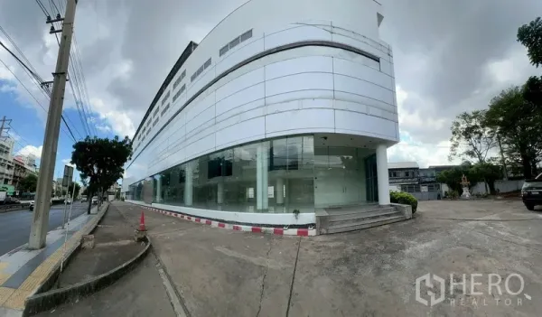 展厅 出租在Khlong Toei, Bangkok - Rama 4路转角玻璃立面四层展示厅外观，步道与车道宽敞。