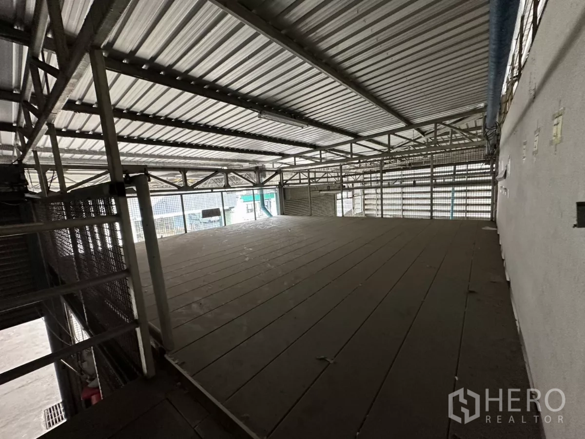 คลังสินค้า ให้เช่าในYan Nawa, Bangkok - พื้นชั้นลอยโล่ง ราวกันตก ผนังระบายอากาศ