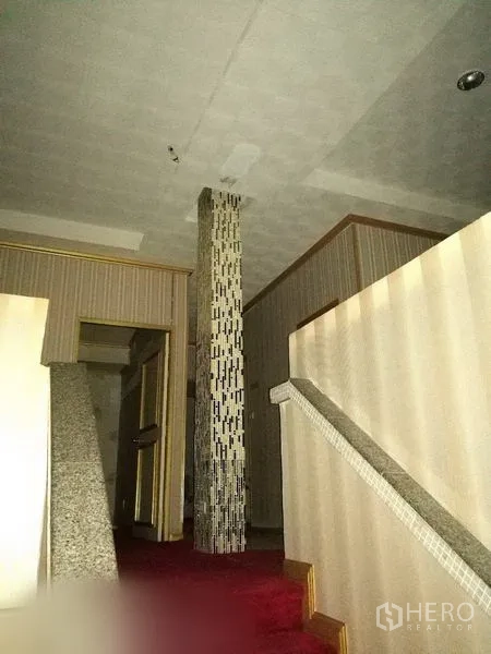 零售空间 出租在Khlong Toei, Bangkok - 二层走廊，马赛克立柱与地毯，通往多间房。