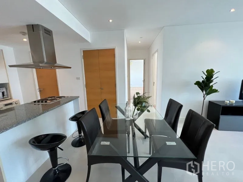 คอนโด ให้เช่าหรือขายในWatthana, Bangkok - มุมทานอาหารข้างเคาน์เตอร์หินแกรนิตและฮู้ดครัว ในครัวเปิดสมัยใหม่