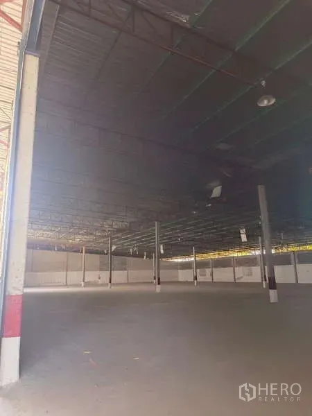 货栈 出租在Mueang Rayong, Rayong - 开放式仓库内部，多根立柱与通风砖墙。