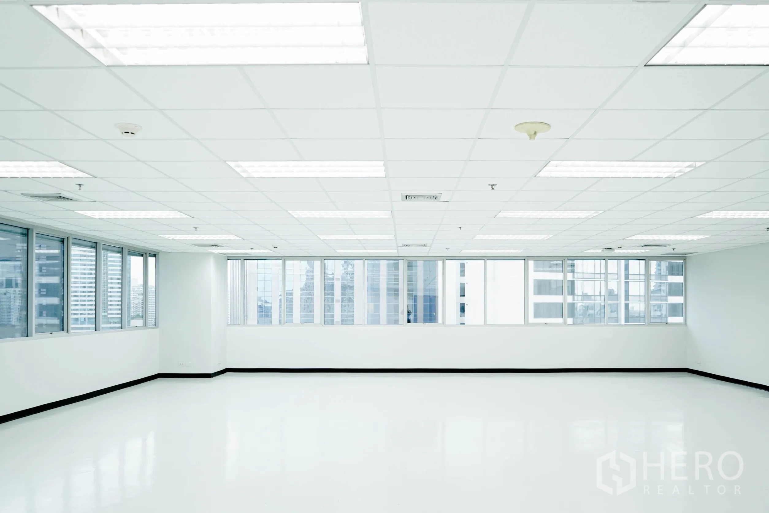 สำนักงาน ให้เช่าในWatthana, Bangkok - พื้นสำนักงานแบบเปิด มีช่องลมแอร์ เซ็นเซอร์ความปลอดภัย และแนวหน้าต่างยาว.