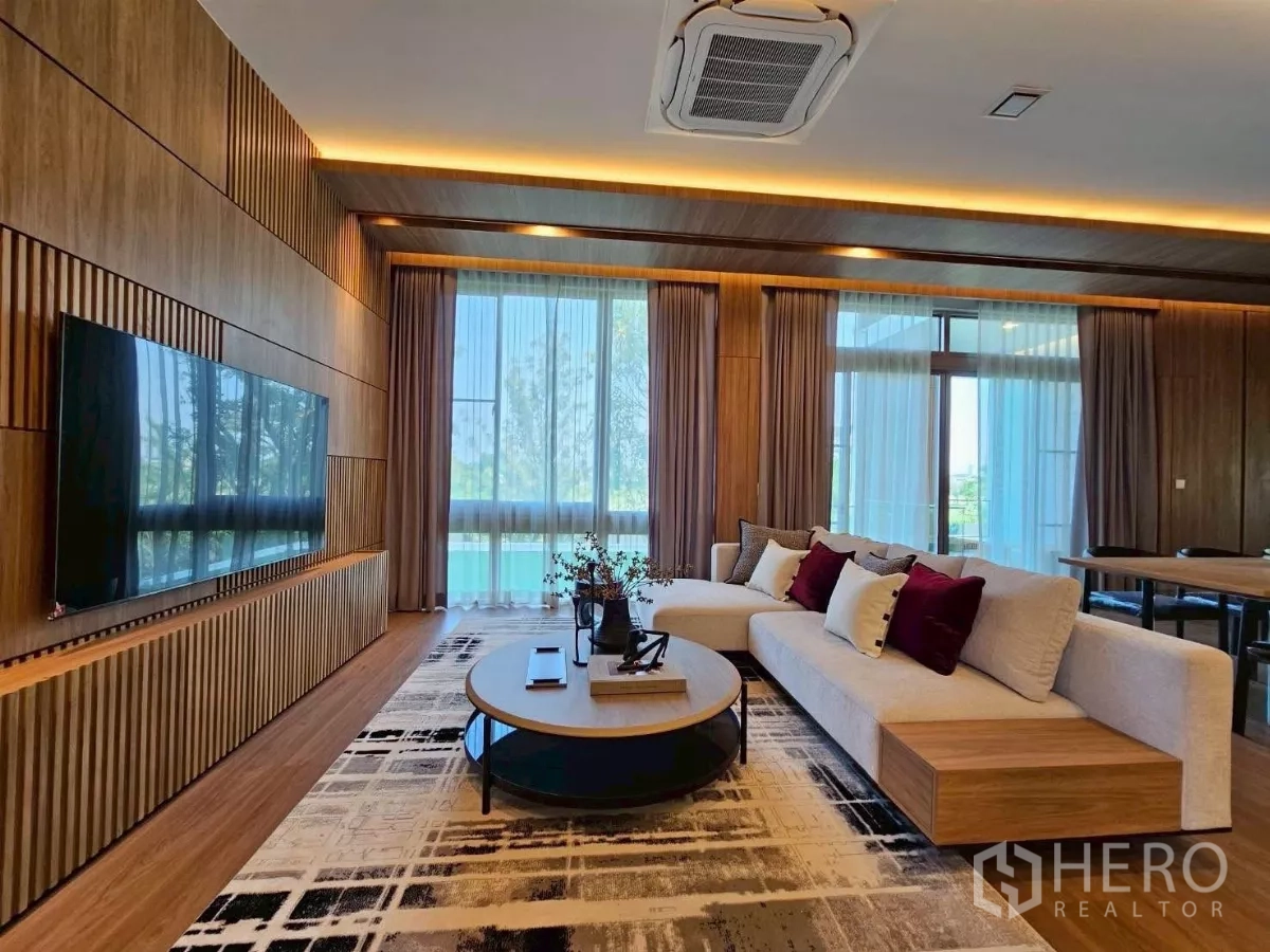 บ้าน ให้เช่าในSaphan Sung, Bangkok - ผนังทีวีบิลต์อินพร้อมโซฟาทันสมัยและหน้าต่างบานใหญ่