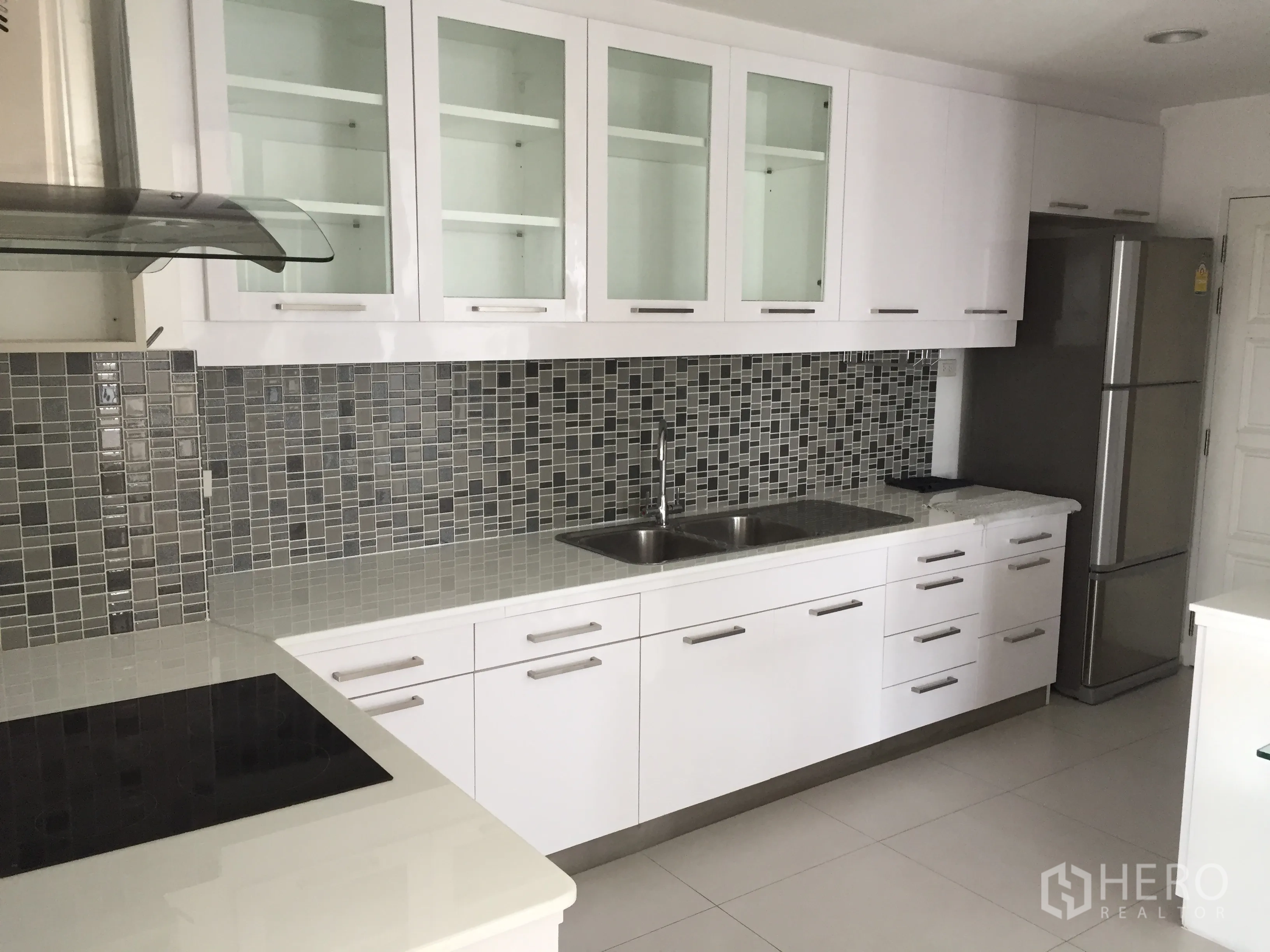 คอนโด ให้เช่าในWatthana, Bangkok - ครัวสีขาวตู้กระจก ผนังกระเบื้องโมเสก อ่างล้างจานคู่