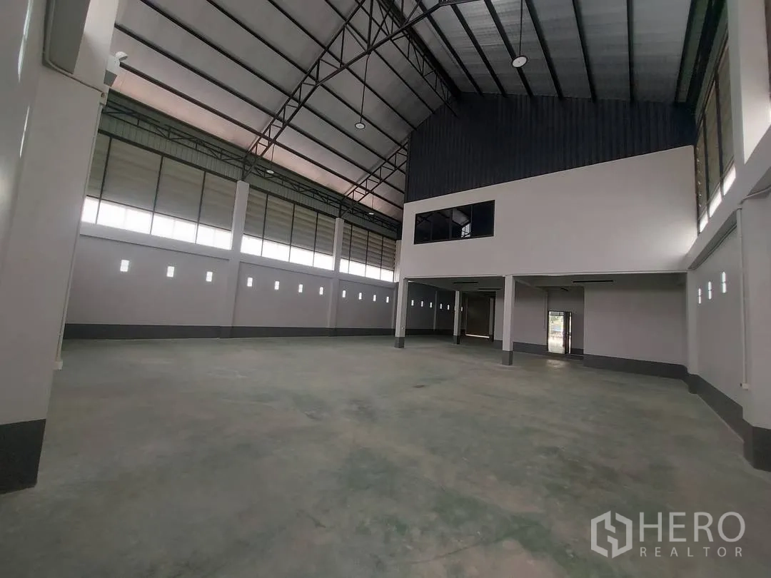 工厂 for rent in Krathum Baen, Samut Sakhon - 开阔的仓库地面，挑高屋顶与内部两层办公室区块。