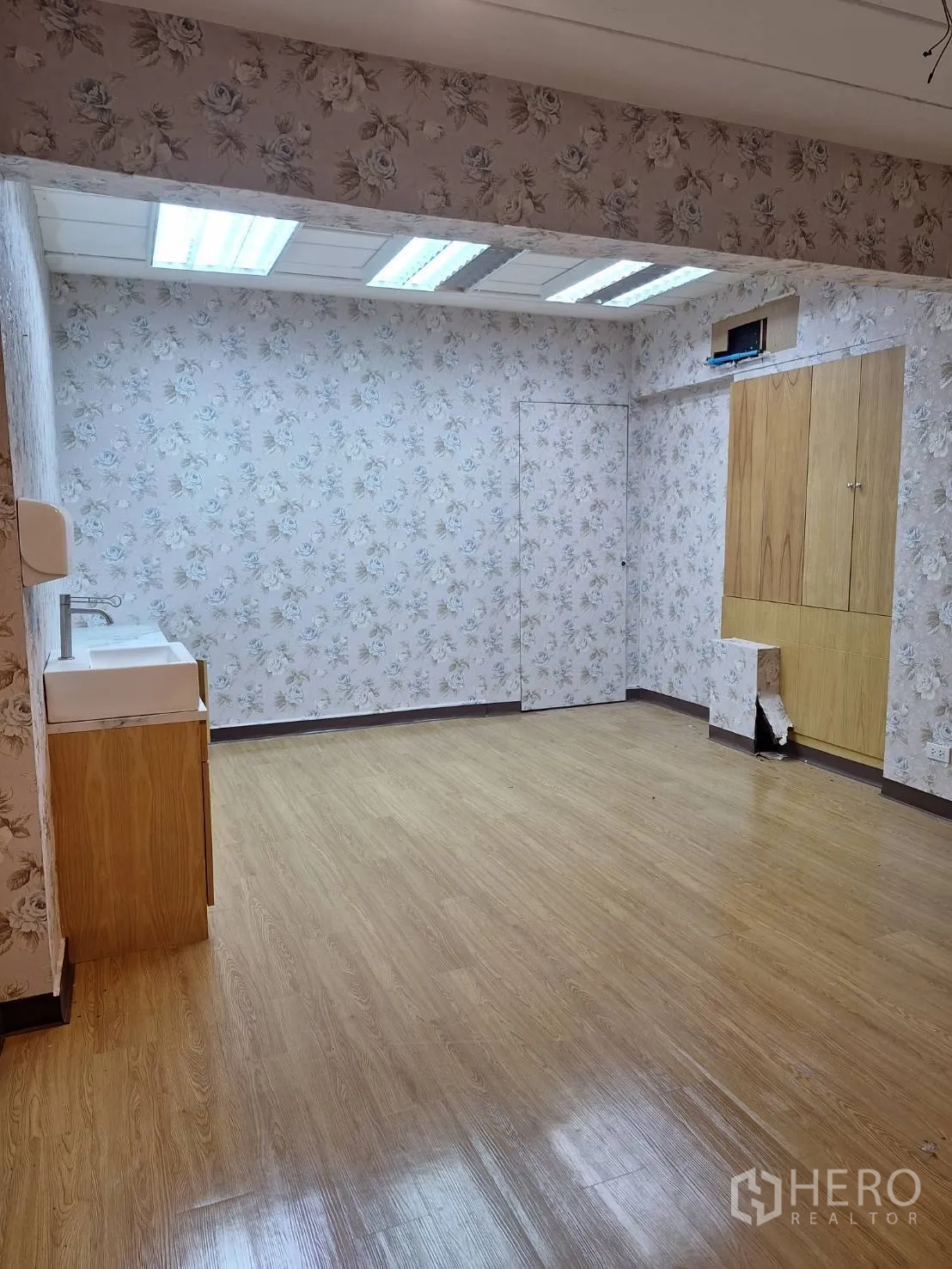 พื้นที่ขายปลีก ให้เช่าในWatthana, Bangkok - ห้องส่วนตัวพื้นลามิเนต ผนังวอลเปเปอร์ลายดอกไม้ พร้อมอ่างล้างมือ