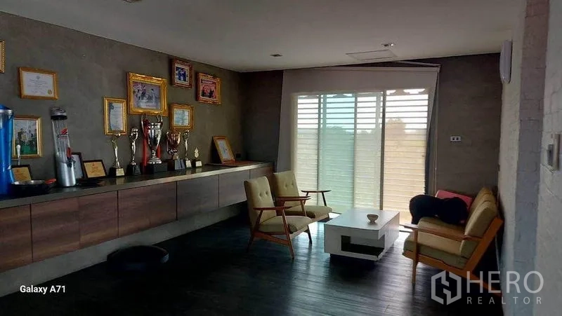 สำนักงานที่บ้าน ให้เช่าในNong Khaem, Bangkok - เลาจน์ส่วนตัวพร้อมตู้บิวต์อิน ชั้นโชว์ถ้วยรางวัล และมุมที่นั่ง