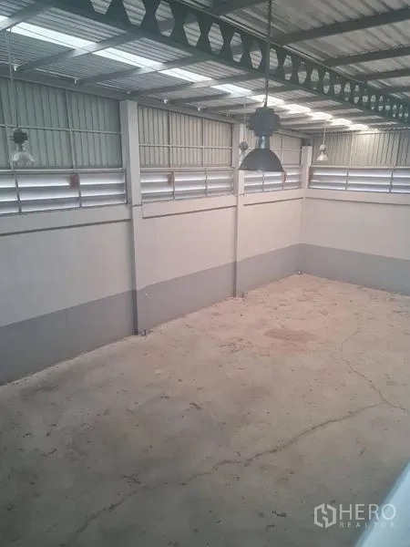 โรงงาน ให้เช่าหรือขายในLam Luk Ka, Pathum Thani - ฮอลล์โกดังเพดานสูง พื้นคอนกรีต และโคมไฟอุตสาหกรรมแขวน