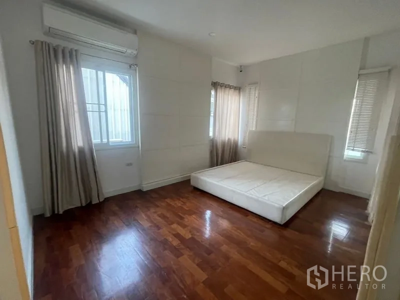 บ้าน ให้เช่าหรือขายในKhan Na Yao, Bangkok - ห้องนอนใหญ่กว้าง พื้นไม้ หน้าต่างมุมบ้าน และฐานเตียงบุนวม