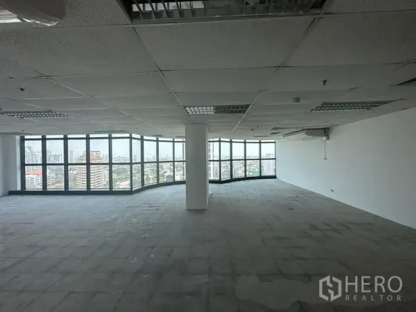 สำนักงาน ให้เช่า - พื้นสำนักงานแบบเปิดโล่ง มีเสากลางและผนังกระจกโค้งรอบ มองเห็นวิวเมืองกว้าง