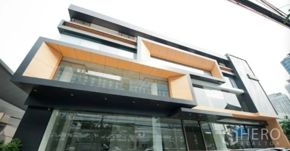 零售空间 出租在Chatuchak, Bangkok - 白天的现代零售综合体，几何玻璃立面。