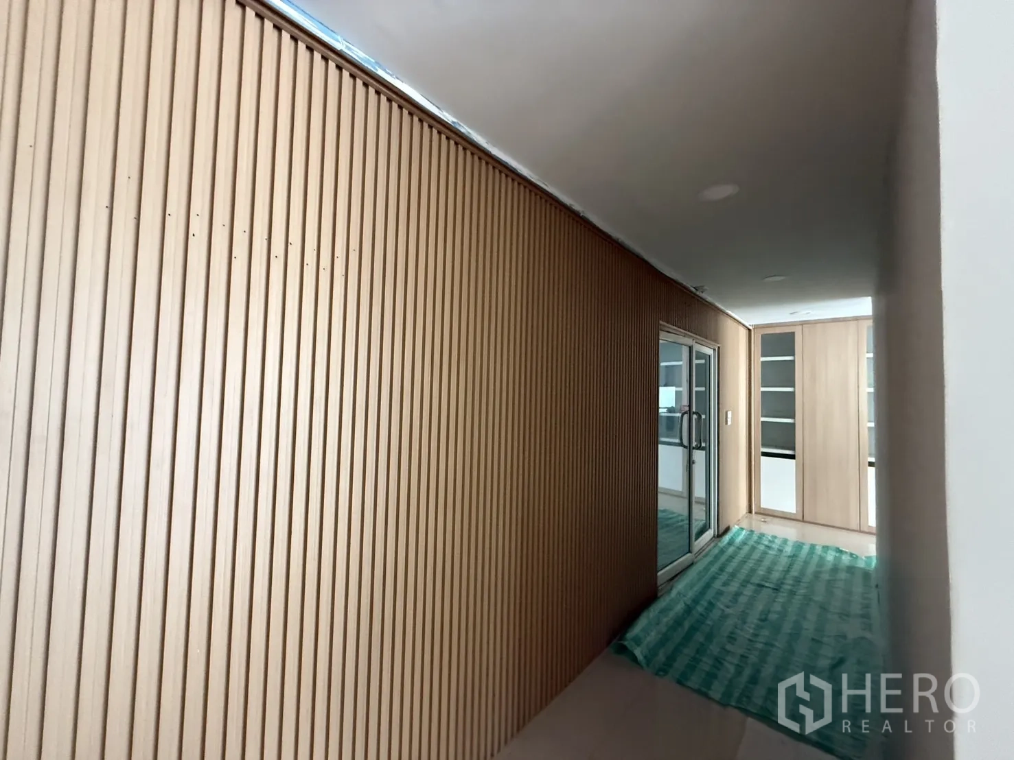 สำนักงาน ให้เช่าในBueng Kum, Bangkok - ทางเดินตกแต่งผนังลอนไม้ พร้อมประตูกระจกและตู้บิลท์อิน