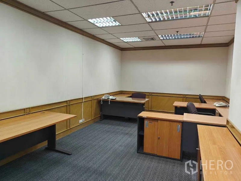 办公空间 出租在Din Daeng, Bangkok - 独立办公室，多张书桌与木饰面墙。