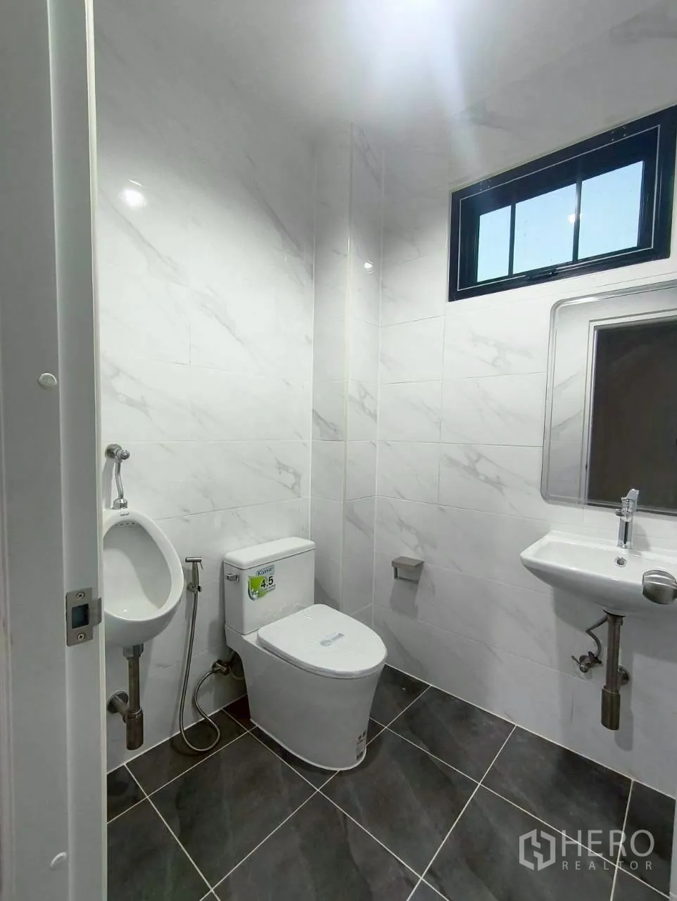 仓库 for rent in Mueang Nonthaburi, Nonthaburi - 卫生间配有坐便器、小便器、洗手盆与瓷砖饰面。