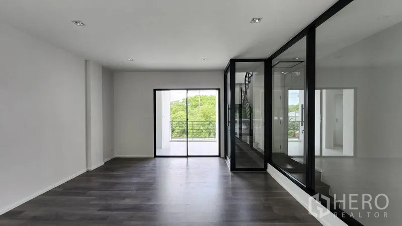 สำนักงานที่บ้าน ให้เช่า - ชั้นโถงกว้างแบบโอเพ่นแปลน มีประตูกระจกสไลด์ออกระเบียงและห้องกระจกภายใน