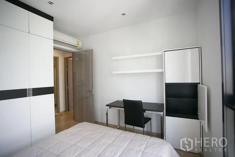 公寓 出租在Watthana, Bangkok - 次卧配衣柜、学习书桌和悬空置物架。