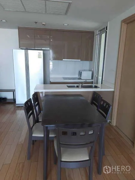 公寓 出租在Khlong Toei, Bangkok - 四人餐桌连接紧凑厨房，亮面橱柜。