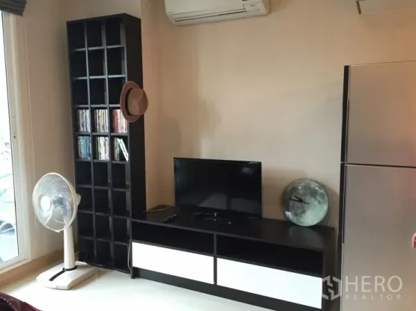 คอนโด ให้เช่าในWatthana, Bangkok - มุมนั่งเล่นมีทีวีบนชั้นวาง เตียงเก็บของสูง เครื่องปรับอากาศ และตู้เย็นสแตนเลส