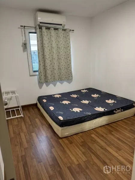 ทาวน์เฮาส์ ให้เช่าในSuan Luang, Bangkok - ห้องนอนพื้นลามิเนต มีหน้าต่าง ม่าน และเครื่องปรับอากาศติดผนัง