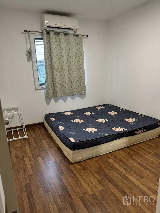ทาวน์เฮาส์ ให้เช่าในSuan Luang, Bangkok - ห้องนอนพื้นลามิเนต มีหน้าต่าง ม่าน และเครื่องปรับอากาศติดผนัง
