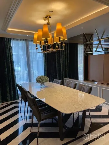 คอนโด ให้เช่าหรือขายในSathon, Bangkok - โซนรับประทานอาหารโต๊ะหินอ่อน เก้าอี้หนัง และแสงโคมระย้าบรรยากาศอบอุ่น ข้างผ้าม่านสูง