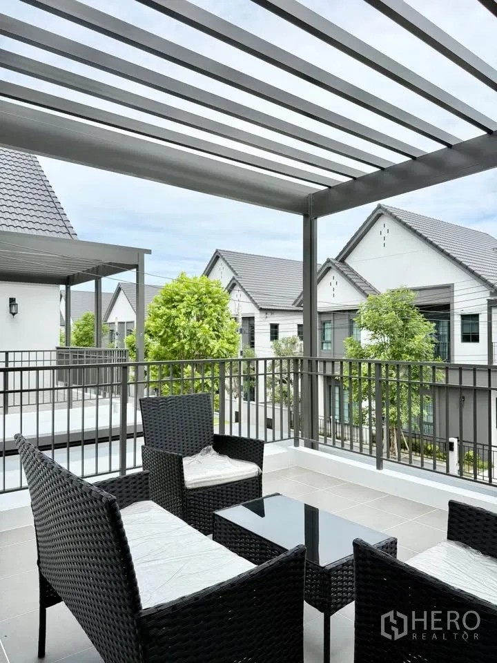 Detached House for rent in Bang Phli, Samut Prakan - Covered terrace with pergola and wicker seating overlooking the neighborhood.